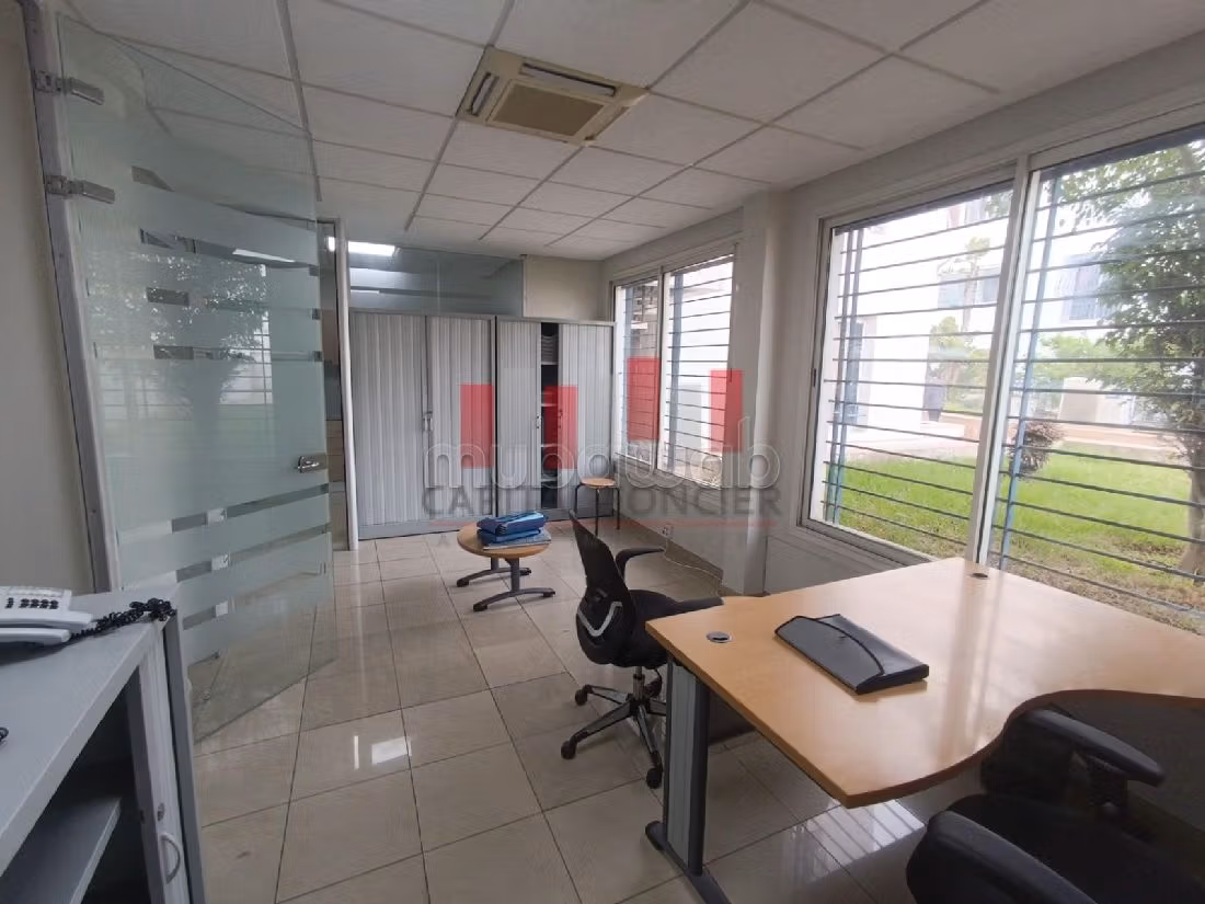 Offices for rent in Maârif. Parking spaces