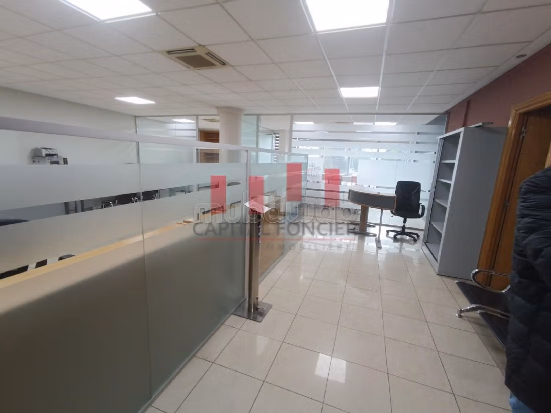 Offices for rent in Maârif. Parking spaces