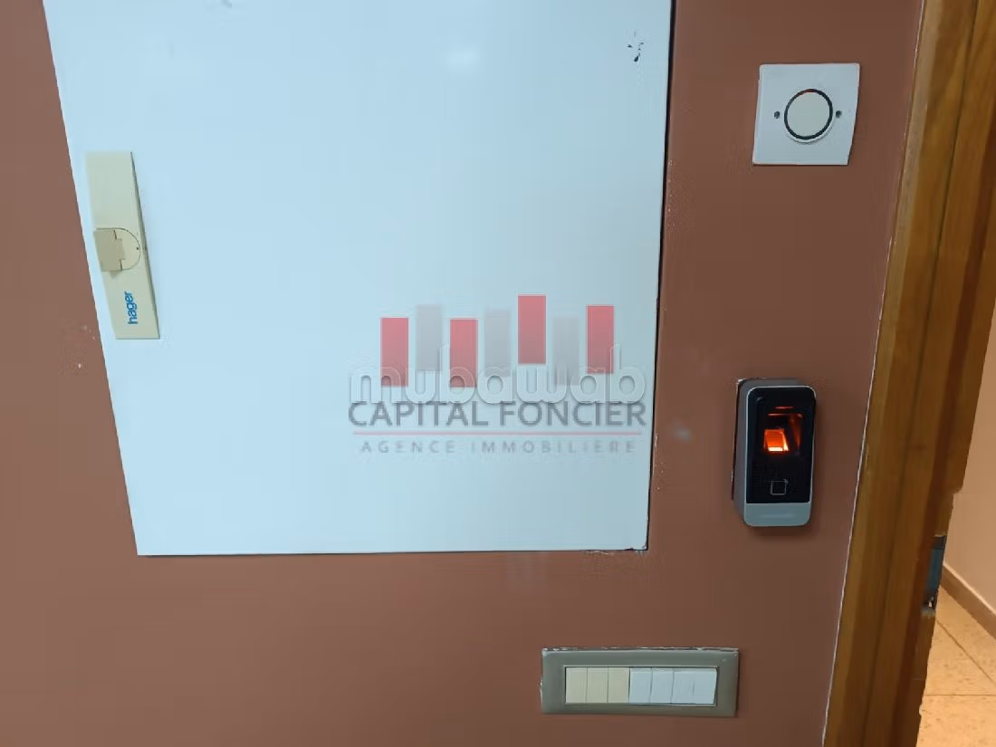 Offices for rent in Maârif. Parking spaces