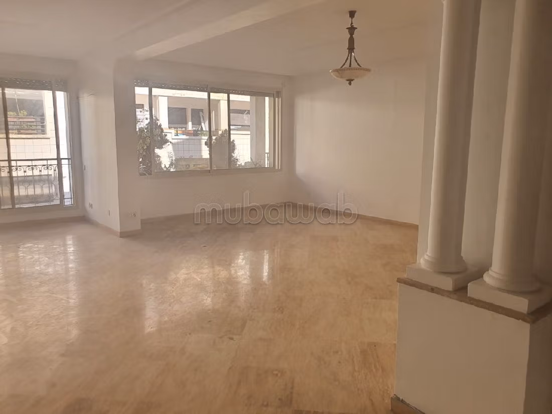 Bellissimo appartamento in affitto a Racine. 4 camere. Con ascensore e terrazzo. 