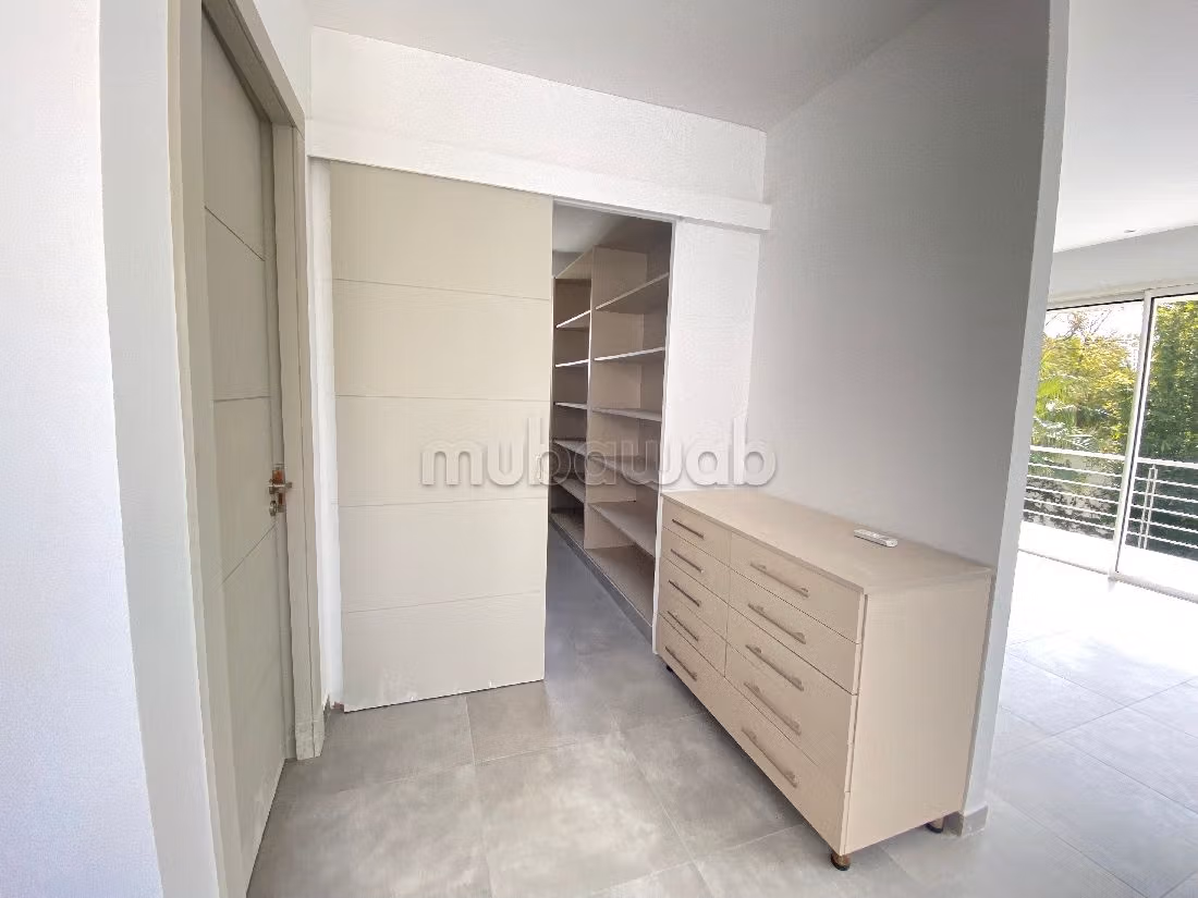 Luxury house for rent in Souissi. Large area 1800 m². Terrace and garden. 