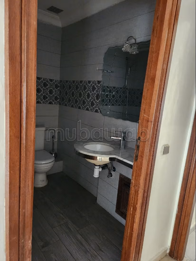 Affitto di uno splendido appartamento a Racine. 4 locali spaziosi. Garage e terrazzo.