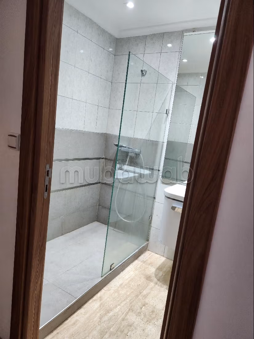 Affitto di uno splendido appartamento a Racine. 4 locali spaziosi. Garage e terrazzo.