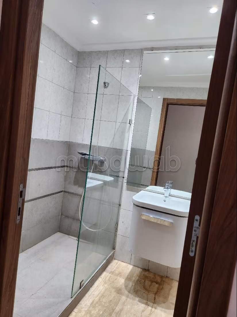 Affitto di uno splendido appartamento a Racine. 4 locali spaziosi. Garage e terrazzo.