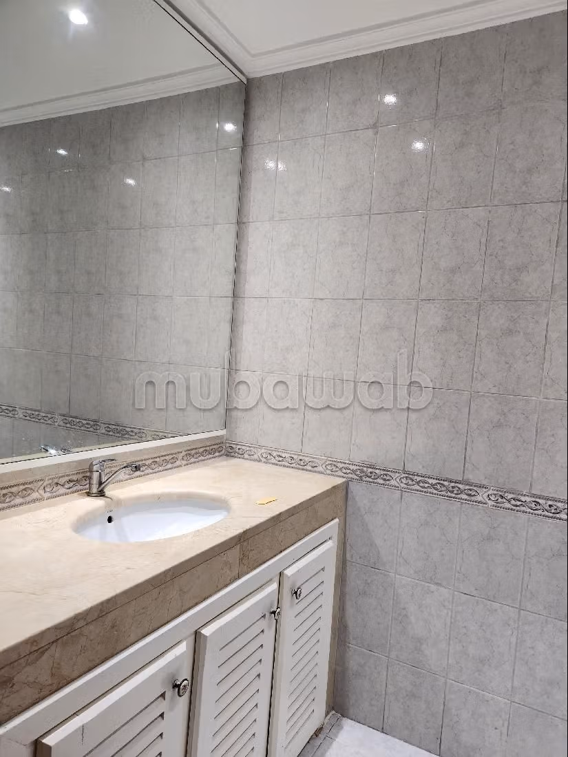 Affitto di uno splendido appartamento a Racine. 4 locali spaziosi. Garage e terrazzo.