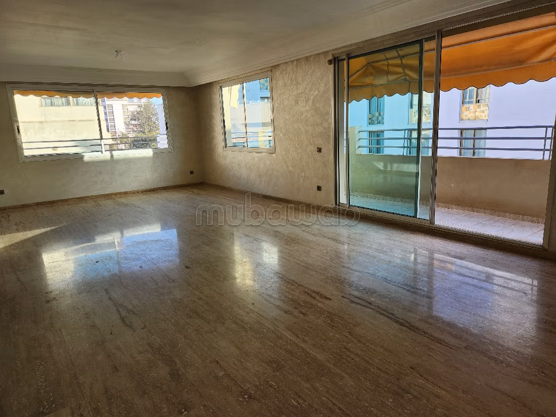 Affitto di uno splendido appartamento a Racine. 4 locali spaziosi. Garage e terrazzo.