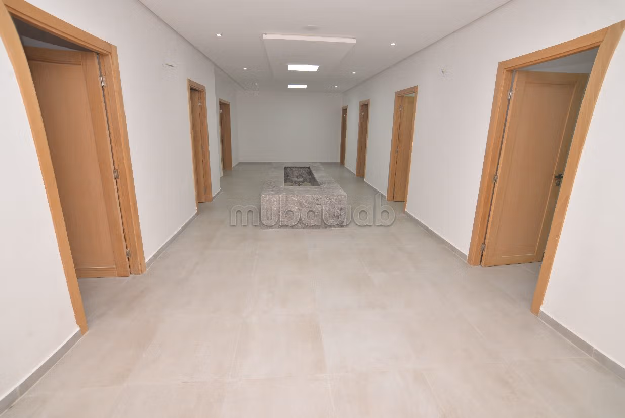 Kopen: commercieel vastgoed in Du Golf. Totale oppervlakte 500 m². Verwarming. 