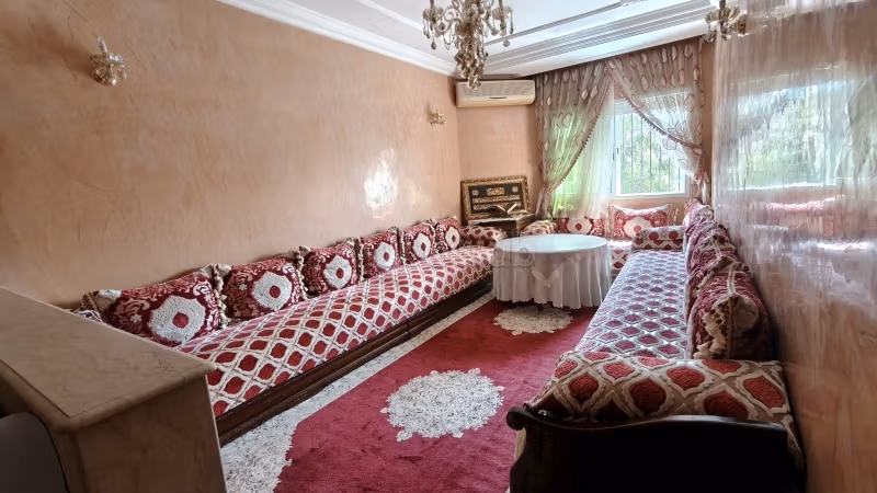 Piso en venta en Nassim 1. Area 120 m². Sistema parabólico y salón de estilo marroquí.