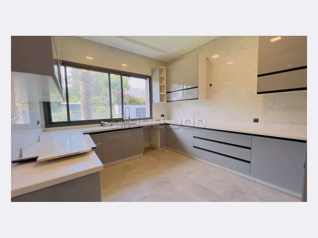 Villa neuve standing en location a souissi