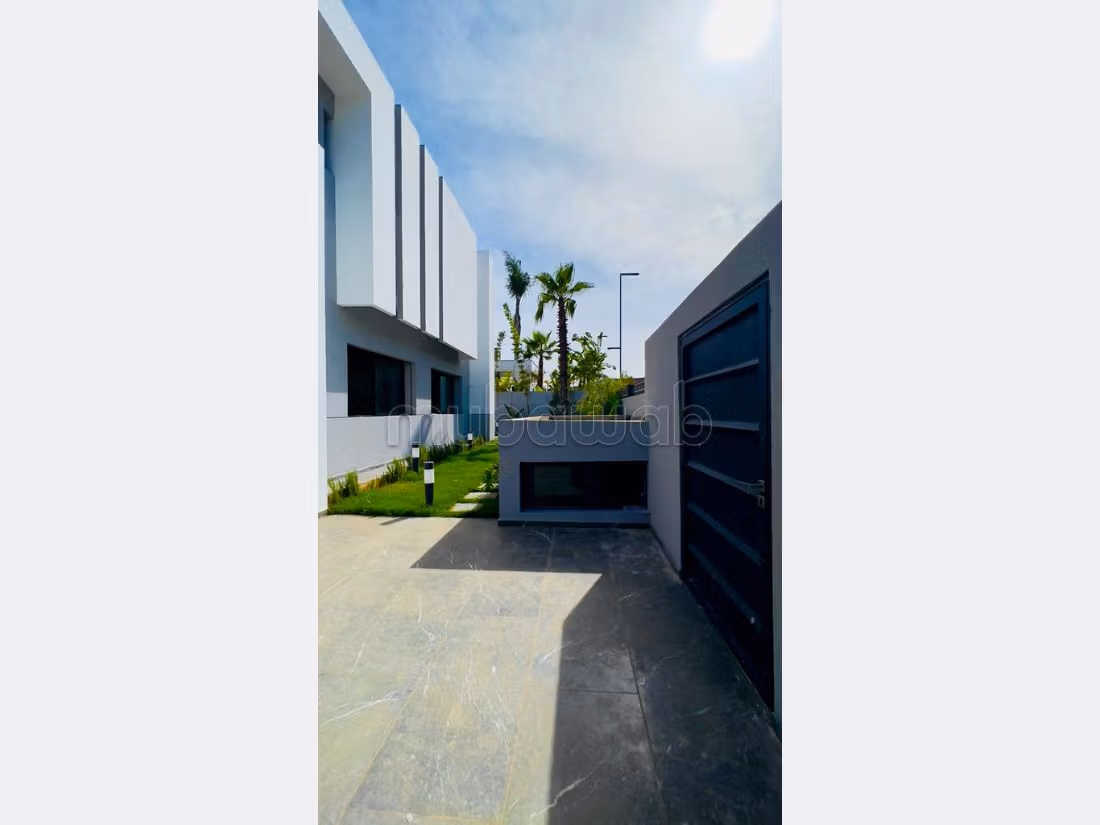 Villa neuve standing en location a souissi