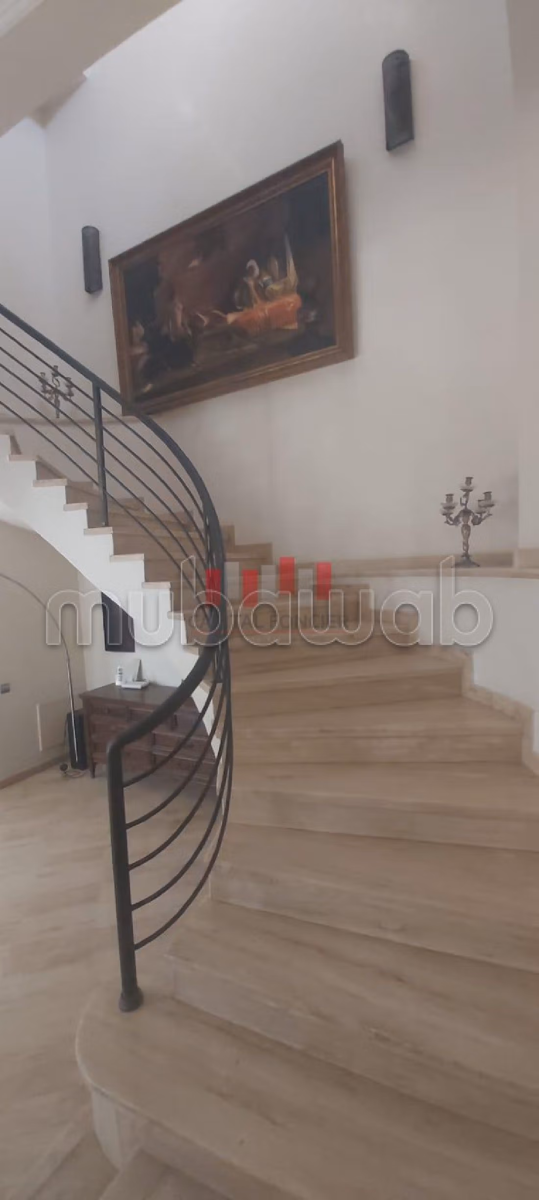 فيلا فاخرة للبيع بعين الذياب. المساحة الكلية 477 م². مرآب. 