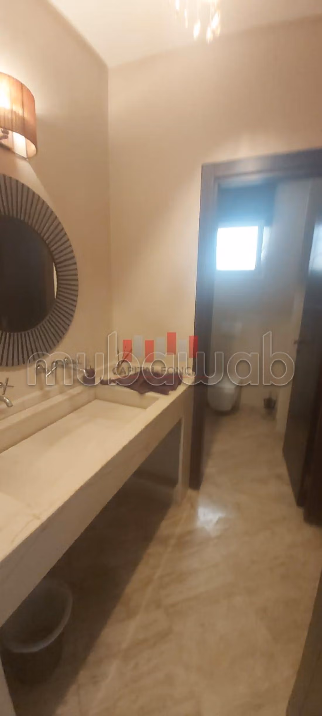 فيلا فاخرة للبيع بعين الذياب. المساحة الكلية 477 م². مرآب. 