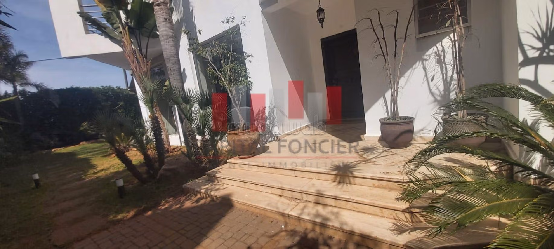 فيلا فاخرة للبيع بعين الذياب. المساحة الكلية 477 م². مرآب. 