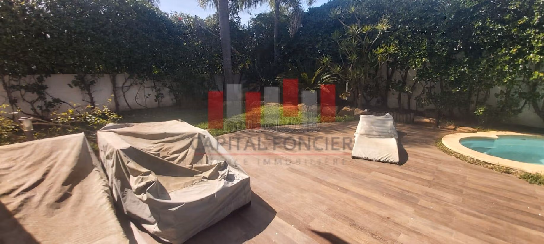 فيلا فاخرة للبيع بعين الذياب. المساحة الكلية 477 م². مرآب. 