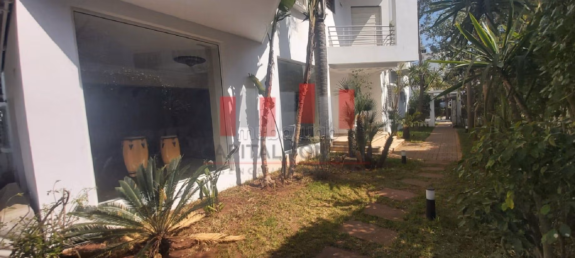 فيلا فاخرة للبيع بعين الذياب. المساحة الكلية 477 م². مرآب. 