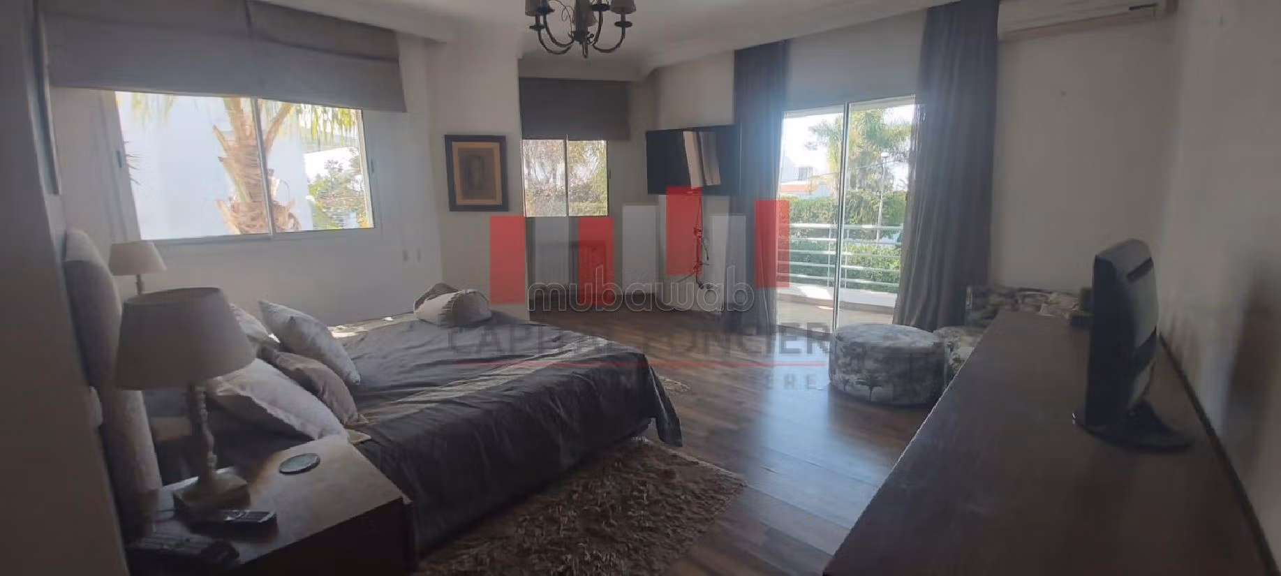 فيلا فاخرة للبيع بعين الذياب. المساحة الكلية 477 م². مرآب. 