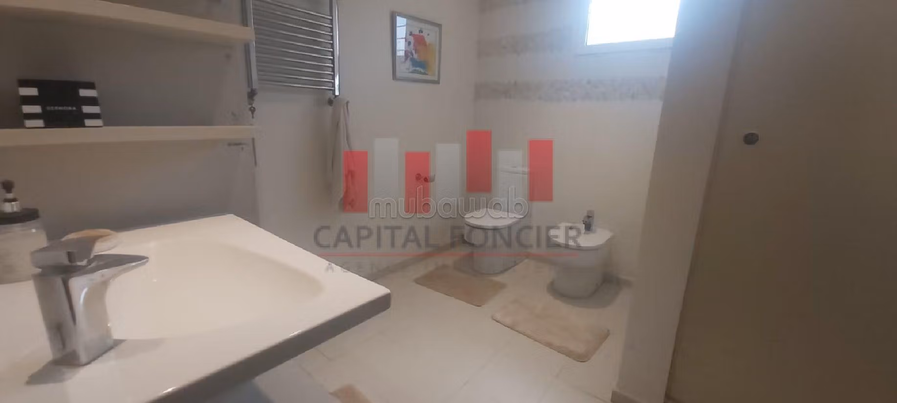 فيلا فاخرة للبيع بعين الذياب. المساحة الكلية 477 م². مرآب. 