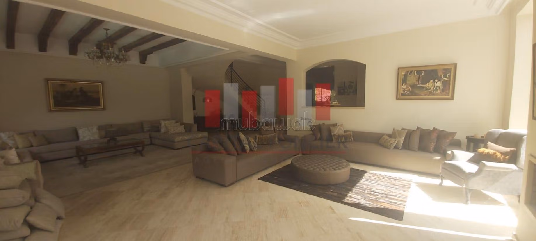 فيلا فاخرة للبيع بعين الذياب. المساحة الكلية 477 م². مرآب. 