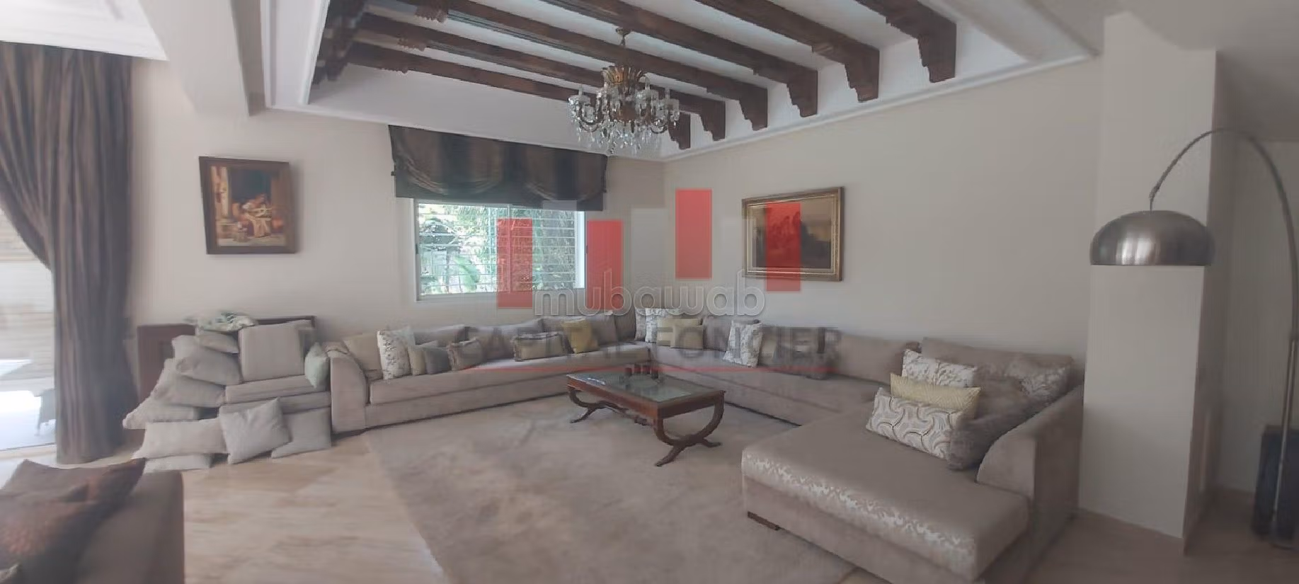 فيلا فاخرة للبيع بعين الذياب. المساحة الكلية 477 م². مرآب. 