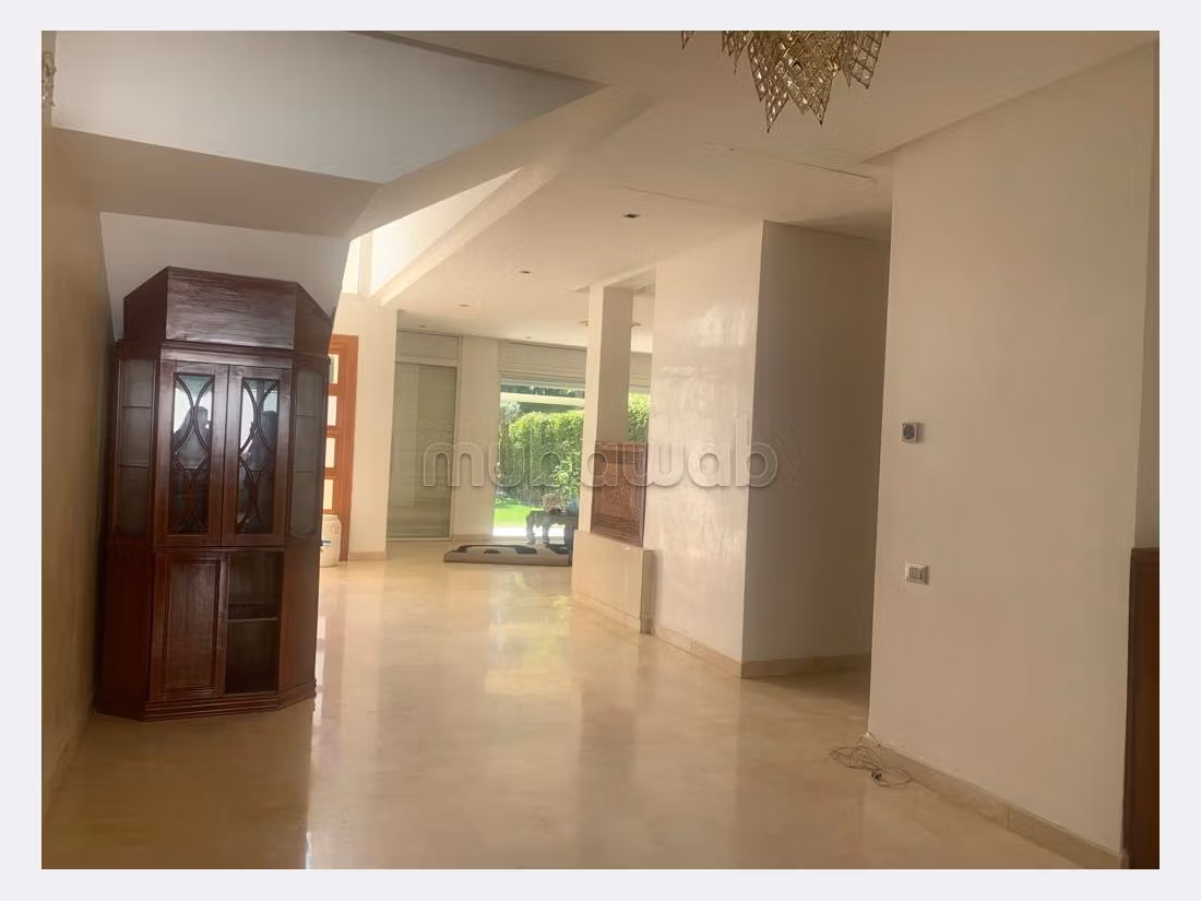 Villa di lusso in vendita. 10 locali spaziosi. Porta blindata e riscaldamento. 