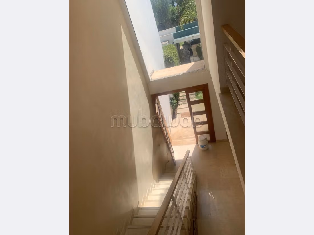 Villa di lusso in vendita. 10 locali spaziosi. Porta blindata e riscaldamento. 