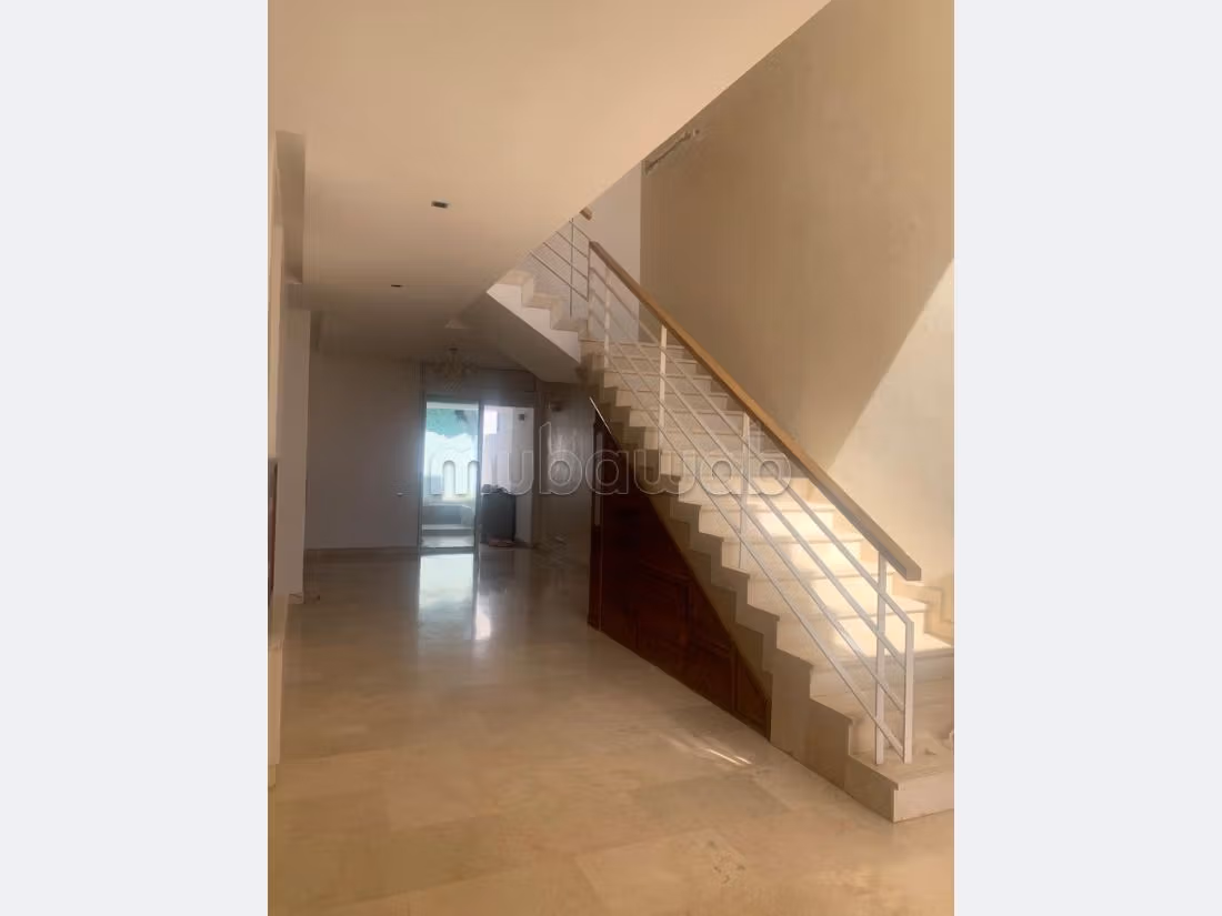 Villa di lusso in vendita. 10 locali spaziosi. Porta blindata e riscaldamento. 