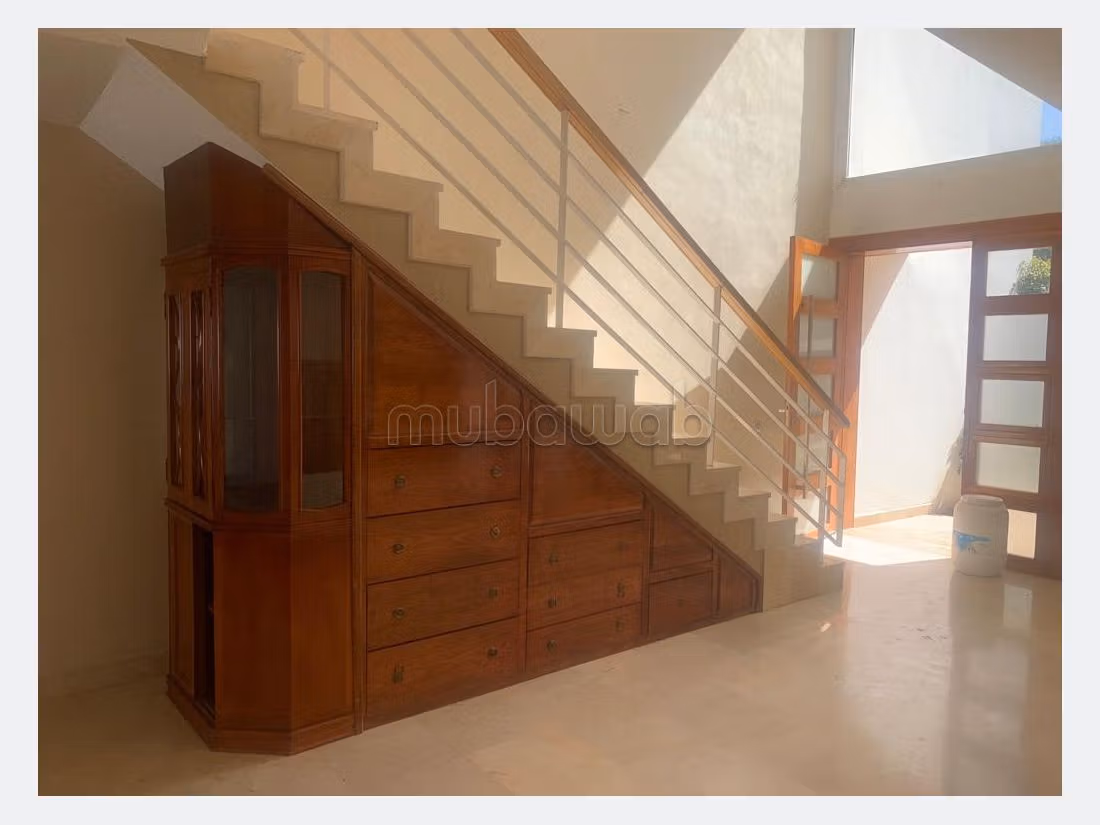 Villa di lusso in vendita. 10 locali spaziosi. Porta blindata e riscaldamento. 