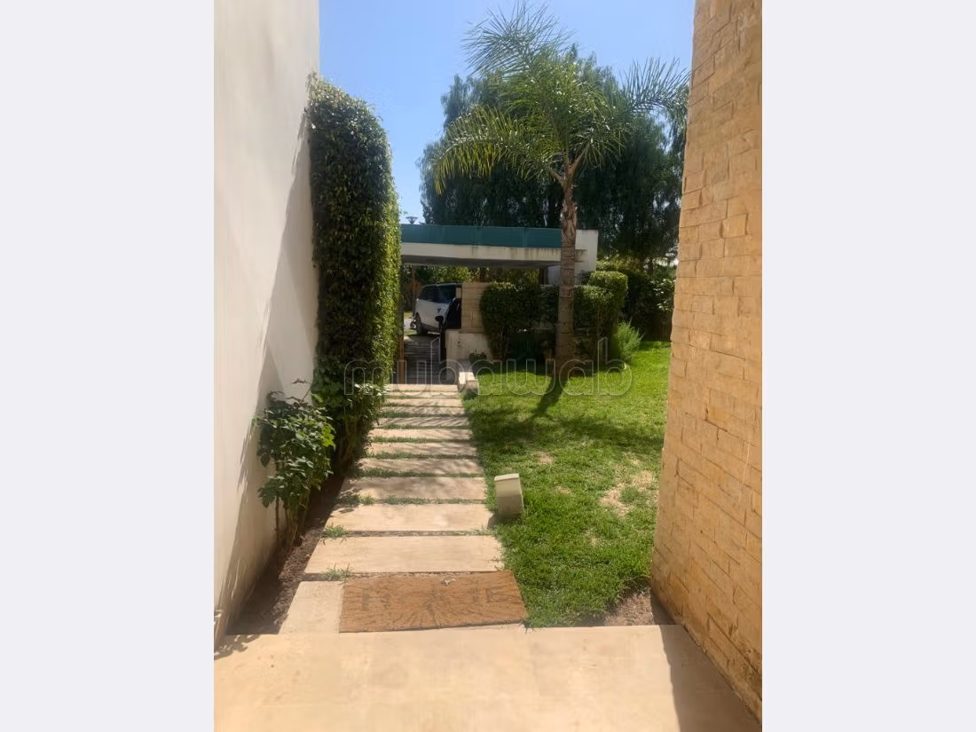 Villa di lusso in vendita. 10 locali spaziosi. Porta blindata e riscaldamento. 