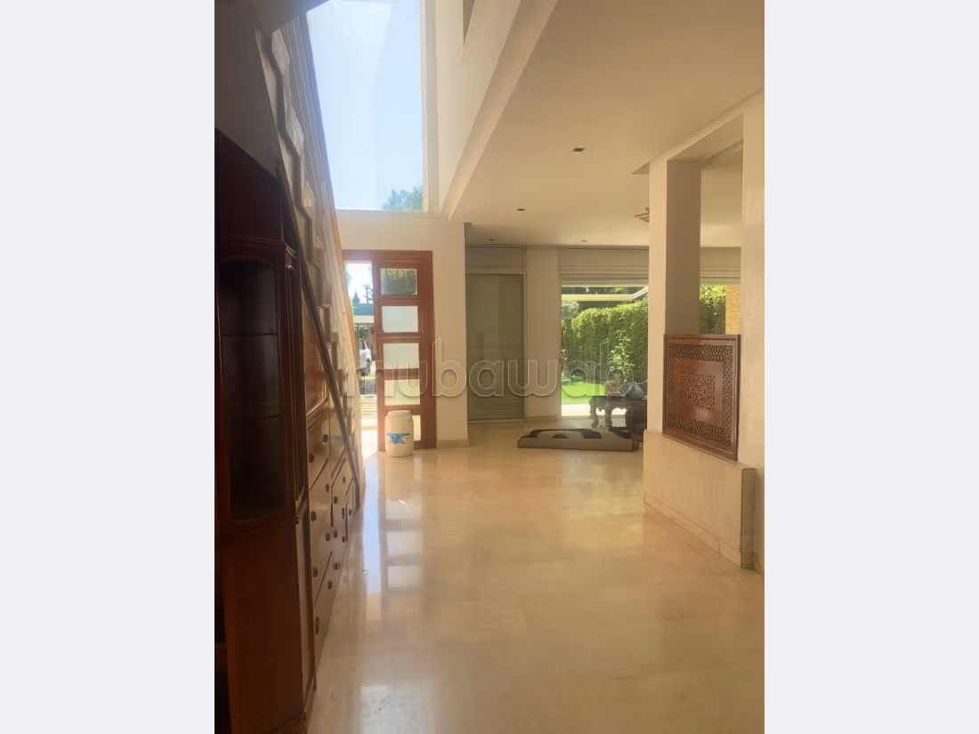 Villa di lusso in vendita. 10 locali spaziosi. Porta blindata e riscaldamento. 