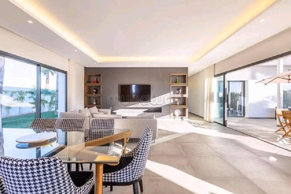 منزل فاخر للإيجار بطريق ورزازات. 4 غرف رائعة. مفروشة