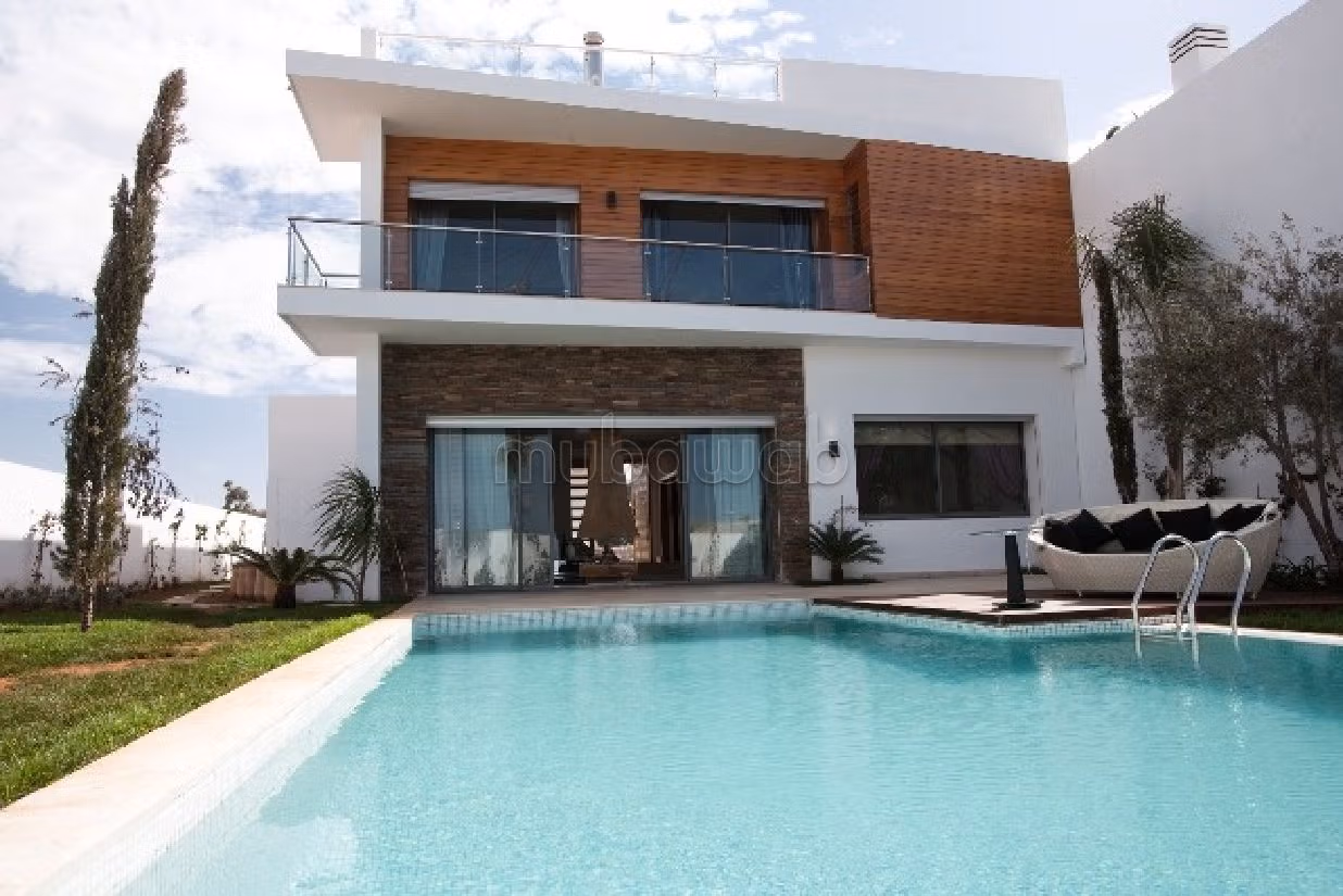 Nu huren: villa's en luxe woningen in Ain Diab Extension. 9 Ruimtes. Terras en garage. 