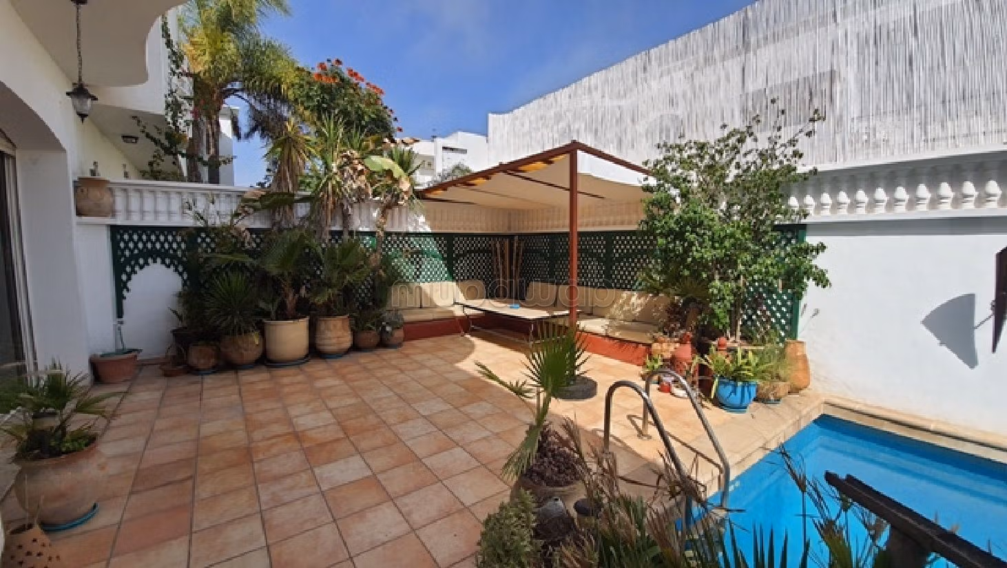 Te huur: villa's en luxe woningen in Ain Diab Extension. 4 Slaapkamers. Zwembad en airconditioning. 