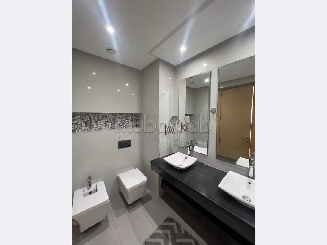 Apartment to purchase. 3 large living areas. Swimming pool. 