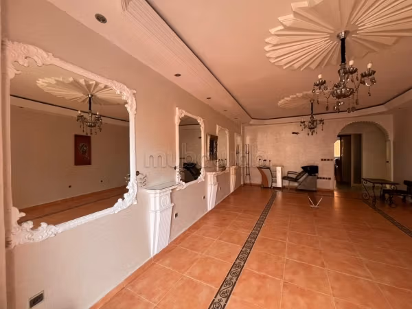 Locale commerciale da affittare a Guéliz. Superficie totale 99 m². Servizio di concierge e condizionatore. 