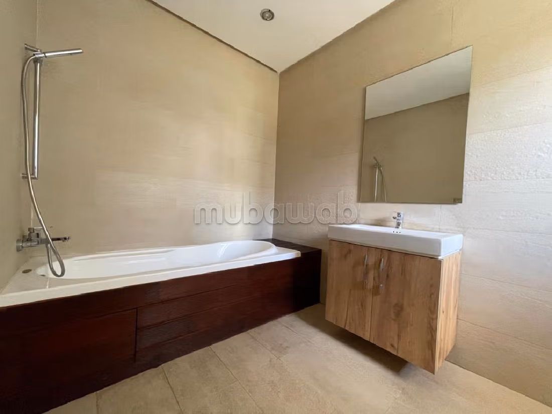 Maison de luxe à louer à Anfa Supérieur. 5 pièces. Tout confort avec piscine et cheminée