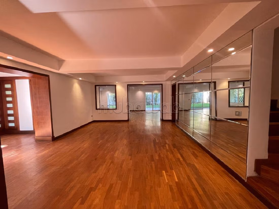 Maison de luxe à louer à Anfa Supérieur. 5 pièces. Tout confort avec piscine et cheminée