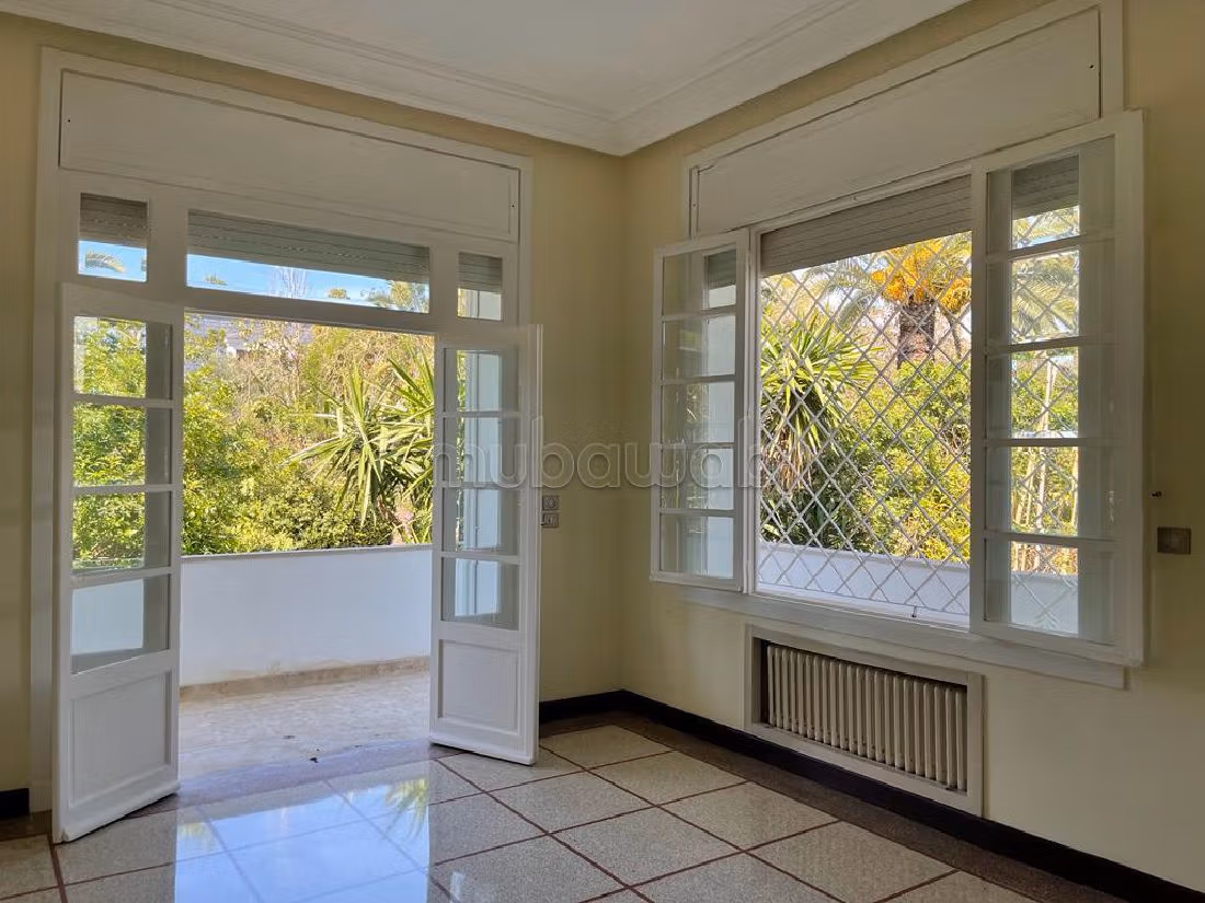 Maison de luxe à louer à Anfa Supérieur. 5 pièces. Tout confort avec piscine et cheminée