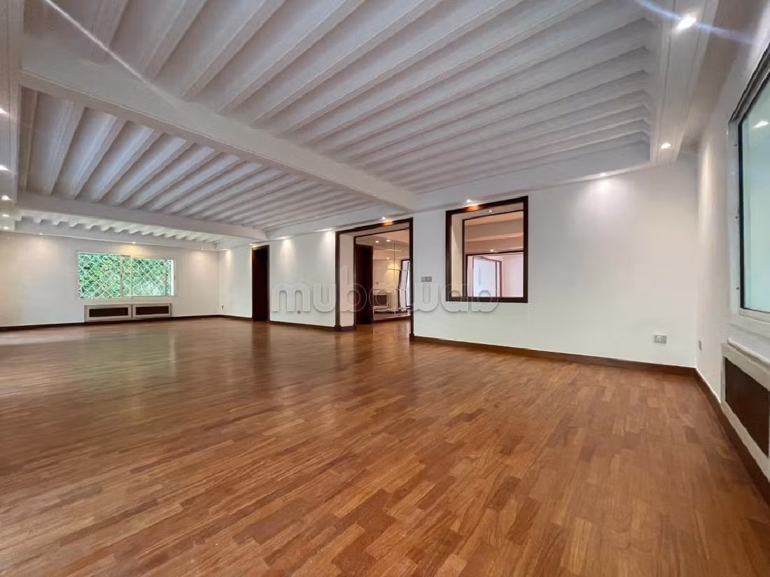 Maison de luxe à louer à Anfa Supérieur. 5 pièces. Tout confort avec piscine et cheminée