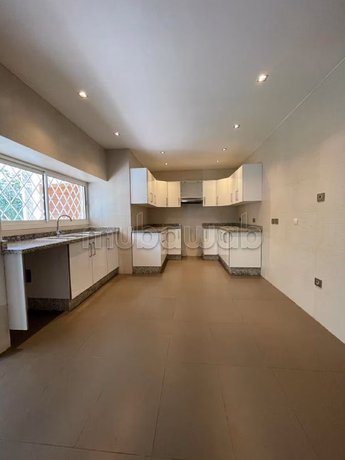 Maison de luxe à louer à Anfa Supérieur. 5 pièces. Tout confort avec piscine et cheminée