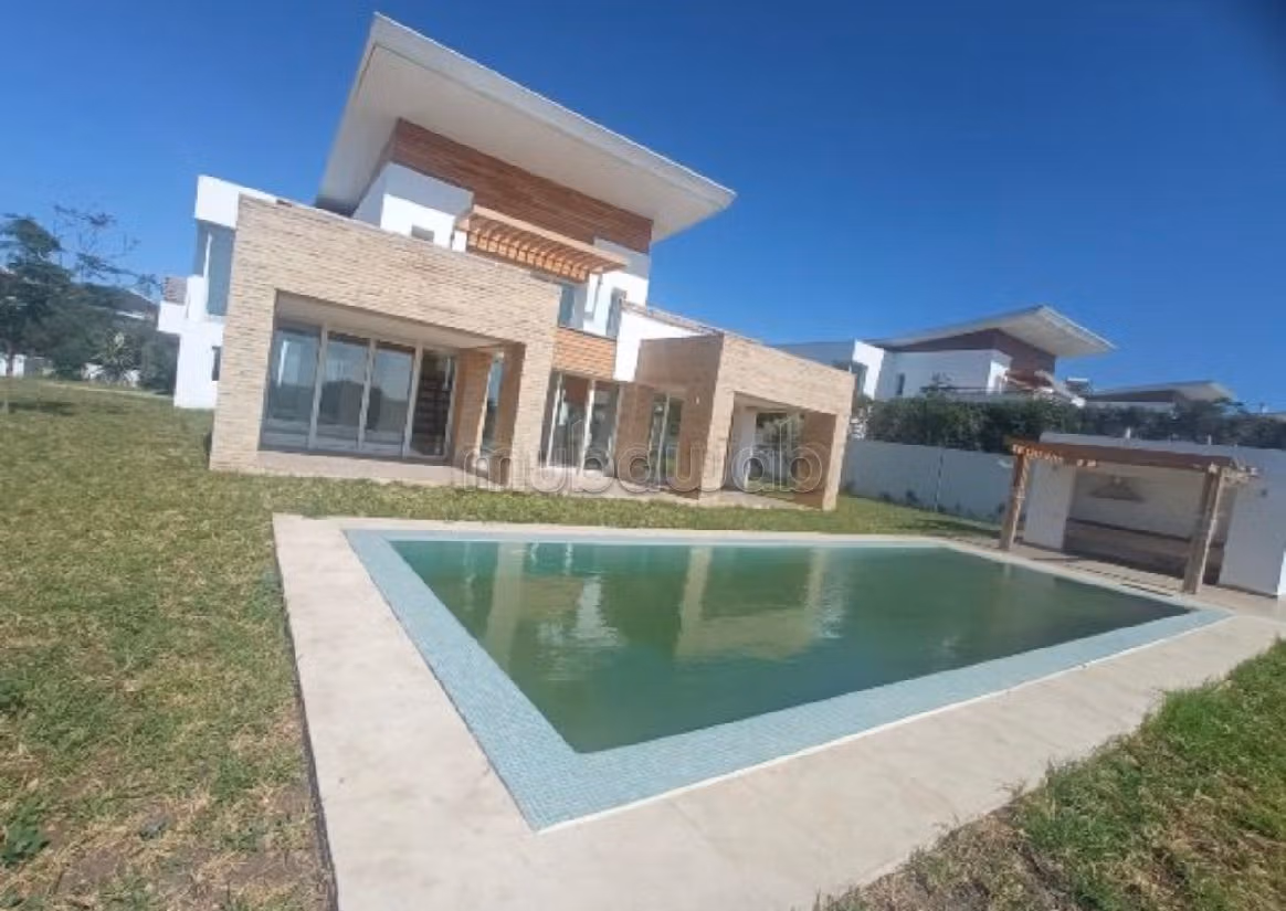 Eccezionale casa di lusso in affitto. 5 ampi locali. Con camino e piscina. 
