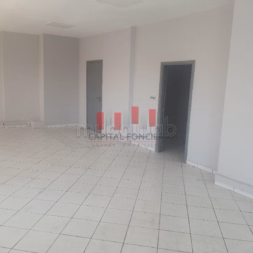Ufficio in affitto a Centre Ville. Superficie di 270 m²