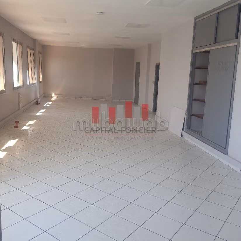 Ufficio in affitto a Centre Ville. Superficie di 270 m²