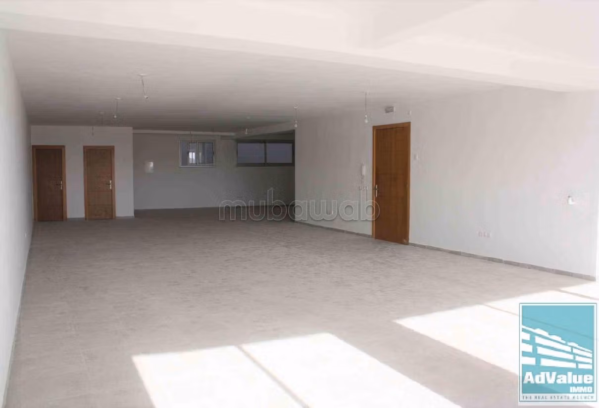 Ufficio disponibile in affitto a Hay Hassani. Superficie 3000 m². Splendido terrazzo. 