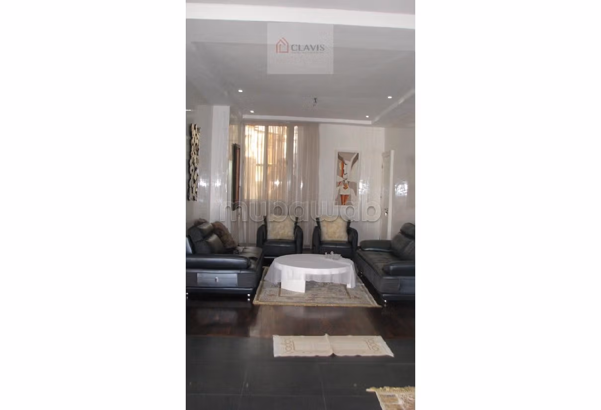 شقة جميلة للبيع بوسط المدينة. 3 غرف ممتازة. شرفة ومصعد