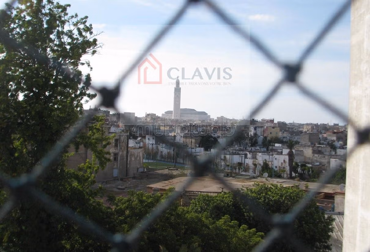 شقة جميلة للبيع بوسط المدينة. 3 غرف ممتازة. شرفة ومصعد