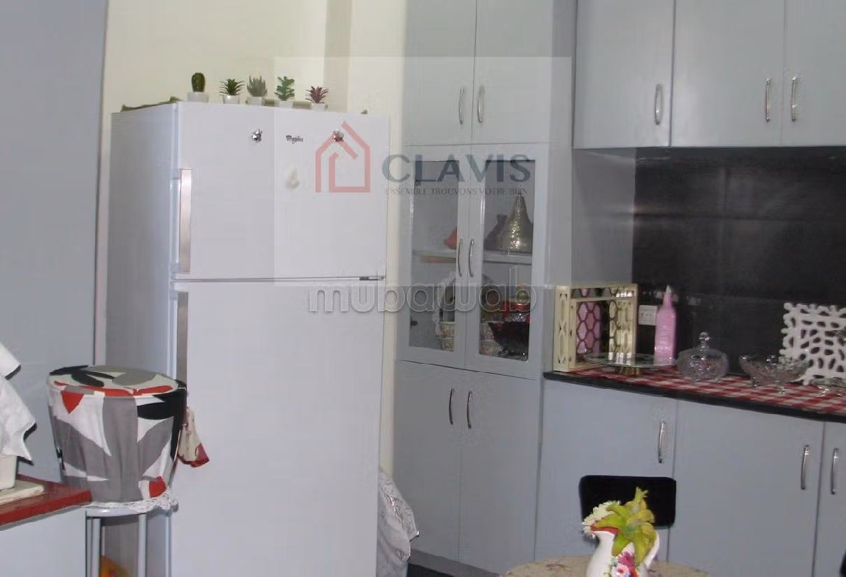 شقة جميلة للبيع بوسط المدينة. 3 غرف ممتازة. شرفة ومصعد