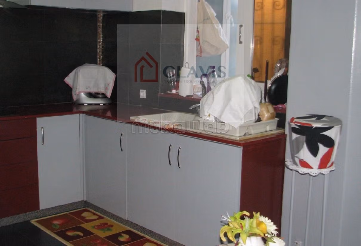 شقة جميلة للبيع بوسط المدينة. 3 غرف ممتازة. شرفة ومصعد