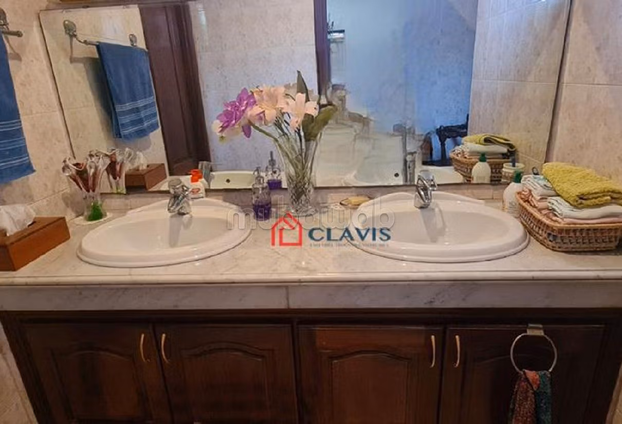 Maestosa residenza di lusso in vendita a Laymoune. 9 ampi locali. Giardino e terrazzo