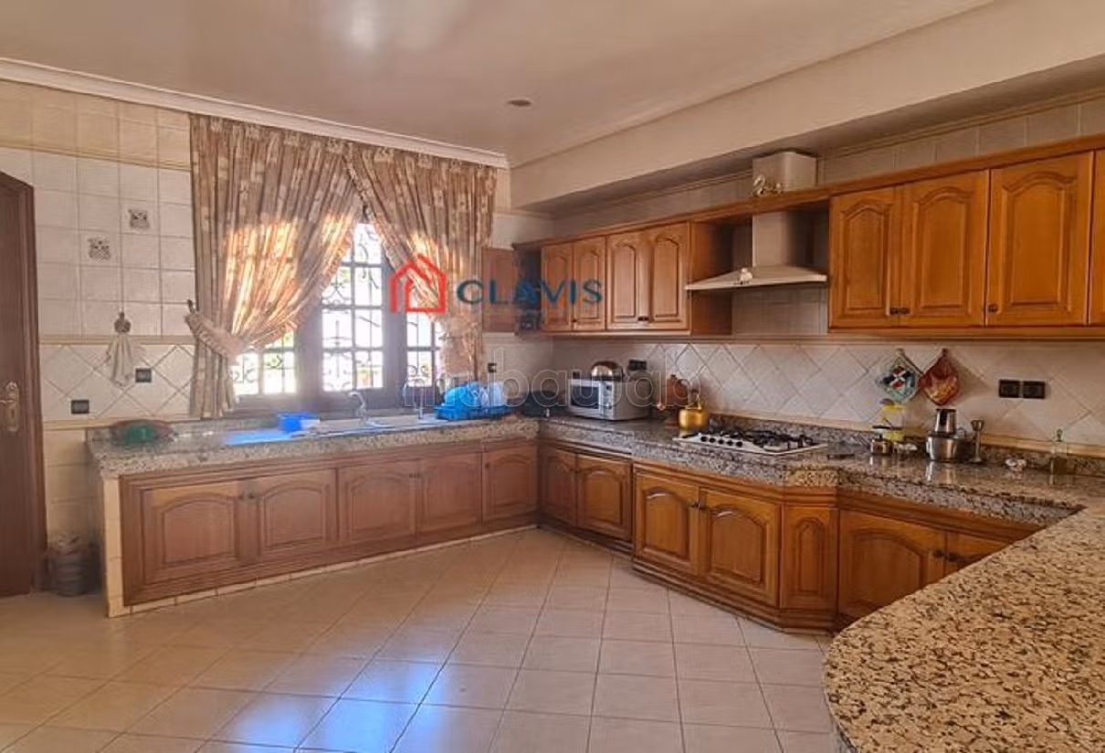 Vendita villa di lusso a Laymoune. 6 locali. Terrazzo e garage. 