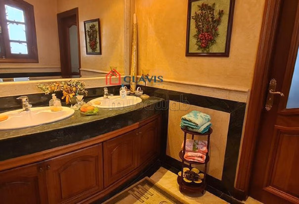 Vendita villa di lusso a Laymoune. 6 locali. Terrazzo e garage. 